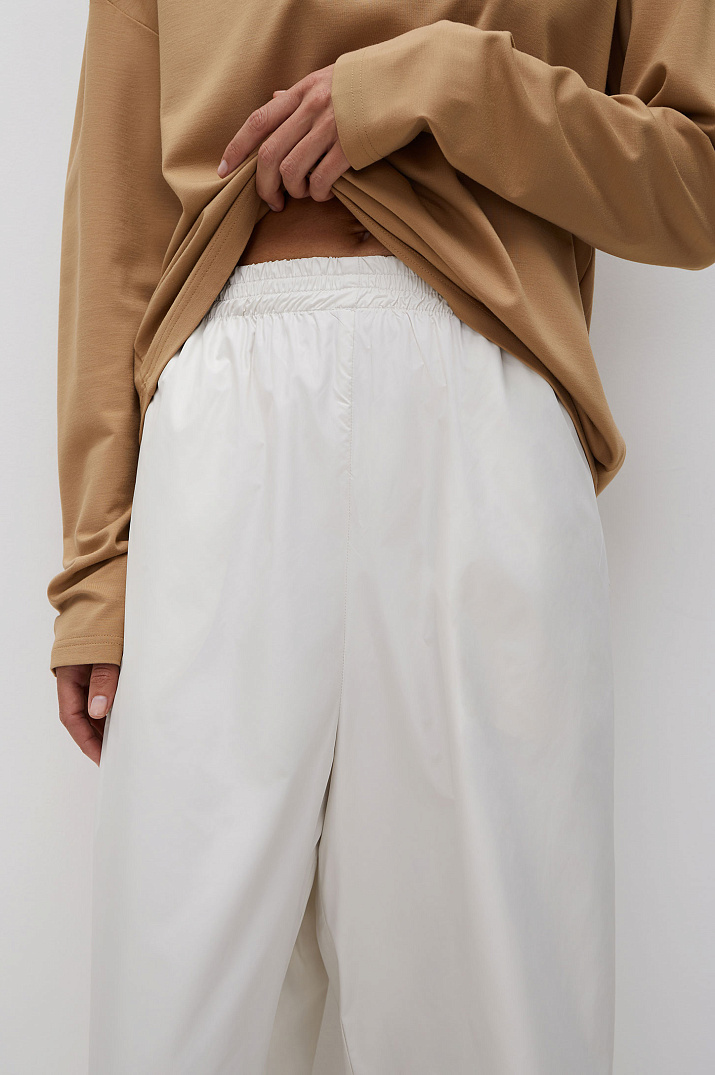 Фото Свободные брюки из гладкой ткани с карманами молочный